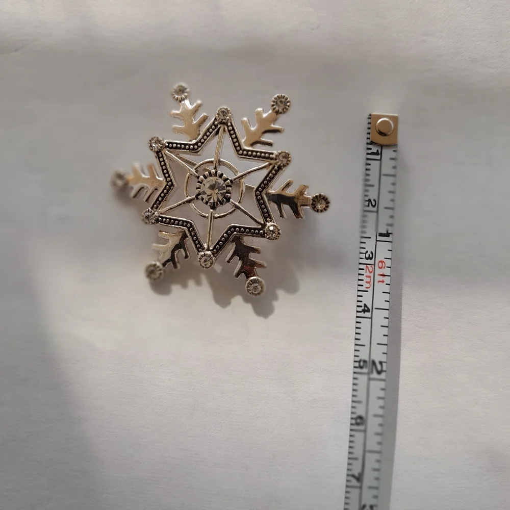 Vintage Elegant Silver Snowflake Brooch